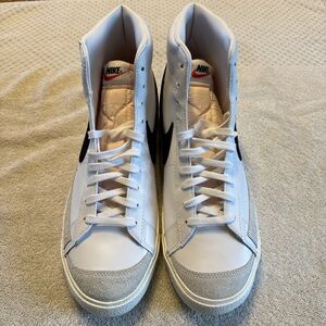 Nike Blazer Mid ‘77 Vintage white and black.